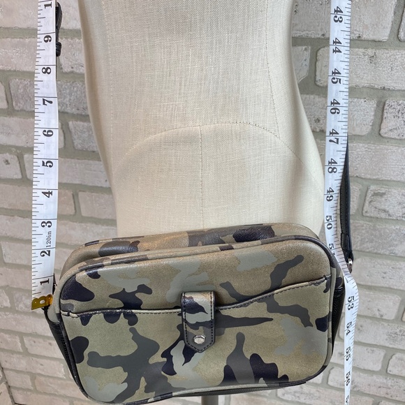 G.I.L.I. Camo Mini Crossbody Bag - Picture 7 of 11